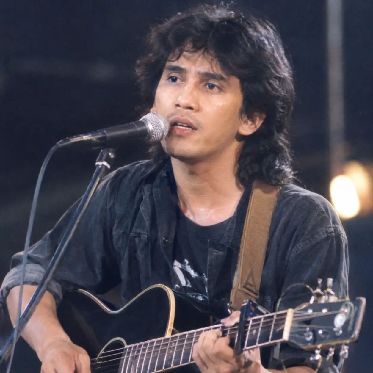 Iwan Fals dengan gitar dalam kisah perjuangan musik dan kritik sosial di era Orde Baru